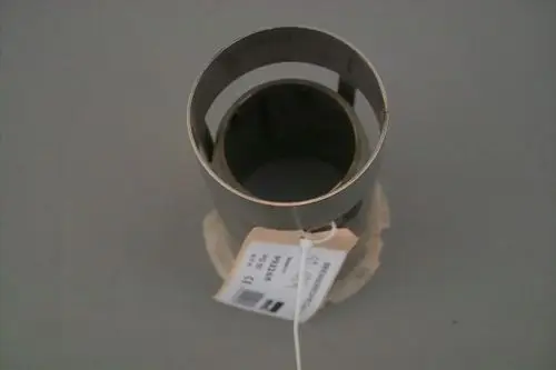 Edelstahlrohr mit offener Spitze und Montagetag. An der Seite befindet sich ein Etikett mit Artikelinformationen. Brötje Produkt, für Heizungsanwendungen geeignet.
