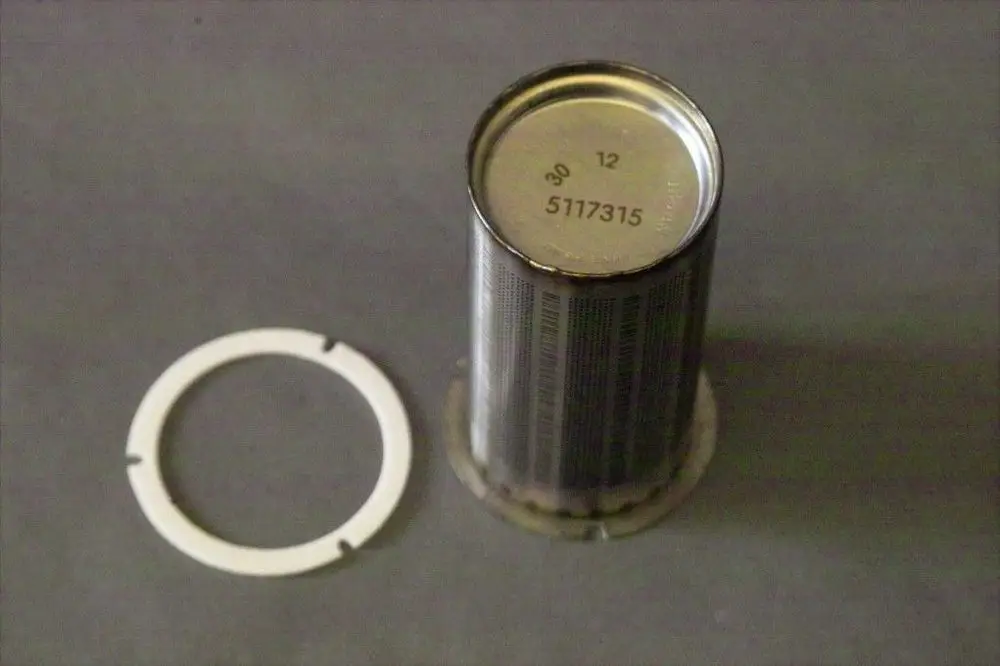 Edelstahlröhre mit einem offenen Ende und einer glatten Oberfläche, die neben einem weißen Sicherungsring auf einem grauen Untergrund platziert ist. Marke: Brötje.