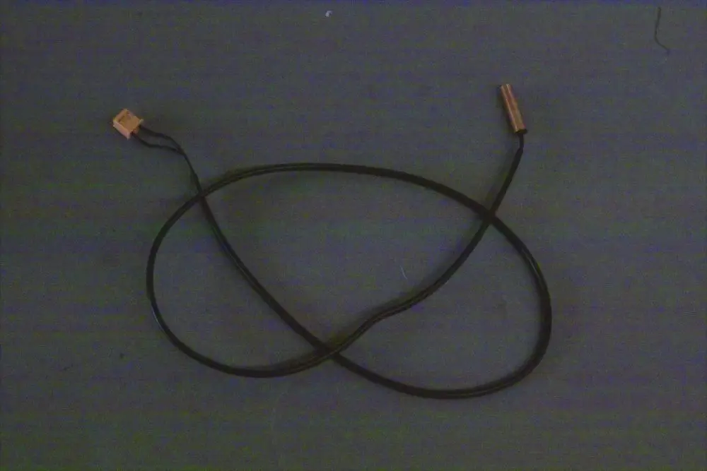 Schwarzes Kabel mit zwei Anschlüssen, einem flachen und einem zylindrischen, möglicherweise für einen Brötje Wärmetauscherfeld-Temperatursensor.