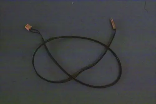 Schwarzes Kabel mit zwei Anschlüssen, einem flachen und einem zylindrischen, möglicherweise für einen Brötje Wärmetauscherfeld-Temperatursensor.