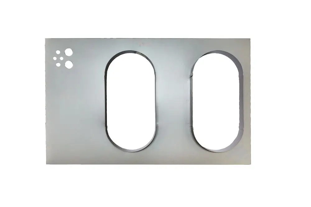 Metallplatte mit zwei ovalen Ausschnitten und mehreren kleinen Löchern, verwendet für die Verkleidung von Brötje Produkten, auf einem weißen Hintergrund.