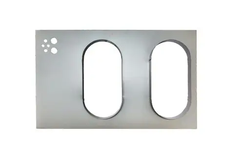Metallplatte mit zwei ovalen Ausschnitten und mehreren kleinen Löchern, verwendet für die Verkleidung von Brötje Produkten, auf einem weißen Hintergrund.