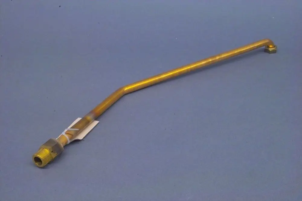Langes, gebogenes Metallrohr mit Gewinden an beiden Enden, versehen mit einem Etikett, vermutlich von der Marke Brötje für Heizungsanwendungen.