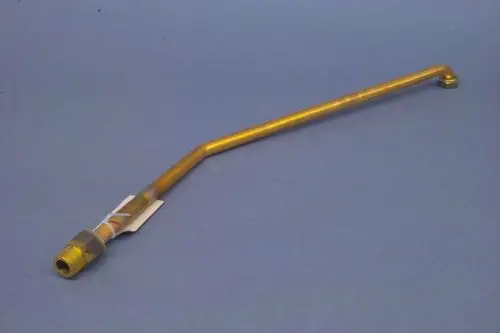 Langes, gebogenes Metallrohr mit Gewinden an beiden Enden, versehen mit einem Etikett, vermutlich von der Marke Brötje für Heizungsanwendungen.