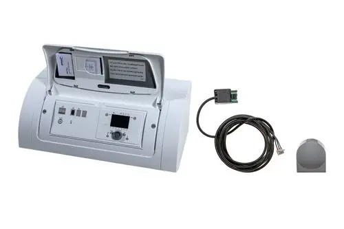 Weiße Steuerungseinheit von Brötje mit aufklappbarem Deckel, Tasten und Display, sowie einem Verbindungskabel und einem Sensor.