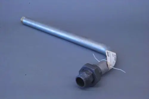 Gasanschlussrohr von Brötje, gerade Form mit einem Winkelstück und einem Gewindeanschluss. Das Material ist silberfarben und metallisch.