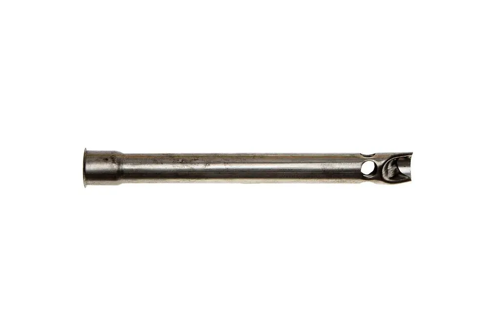 Rundes Metallrohr mit einer Öffnung auf einer Seite und einer Aussparung auf der anderen. Es handelt sich um ein Brötje Einlaufrohr für einen Heizungsanlageneinsatz.