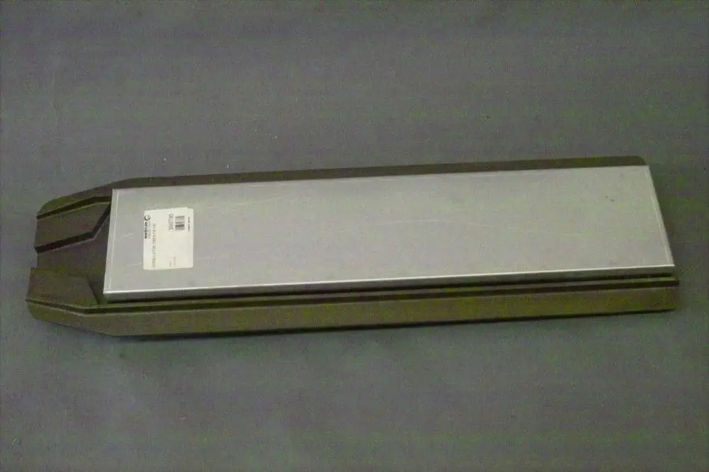 Brötje Wirbulator mit flacher Oberfläche und seitlichen Schlitzen, montierbar, zeigt eine metallische und graue Farbgebung, platziert auf einem neutralen Hintergrund.