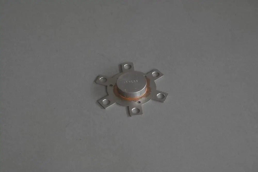 Stahlrahmen mit mehreren Löchern zur Befestigung, mittig mit einem leicht erhöhten Element. Teil eines Heizsystems von Brötje, auf grauem Untergrund abgebildet.