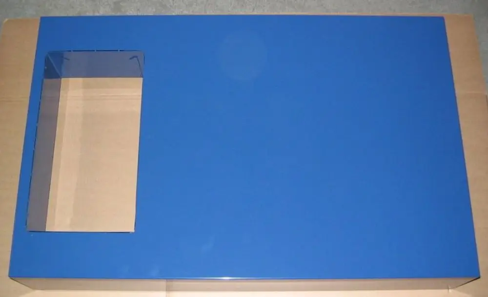 Blauer Verkleidungsdeckel mit rechteckigem Ausschnitt, geeignet für Installationen, spezifisch für Brötje Produkte. Flache Oberfläche auf kartonartigem Untergrund.
