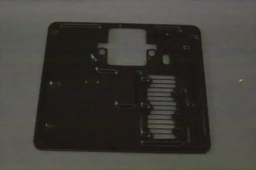 Schutzgitter von Brötje, metallisch, mit verschiedenen Ausschnitten und strukturierten Bereichen, geeignet zur Abdeckung oder Sicherung von Geräten oder Öffnungen.