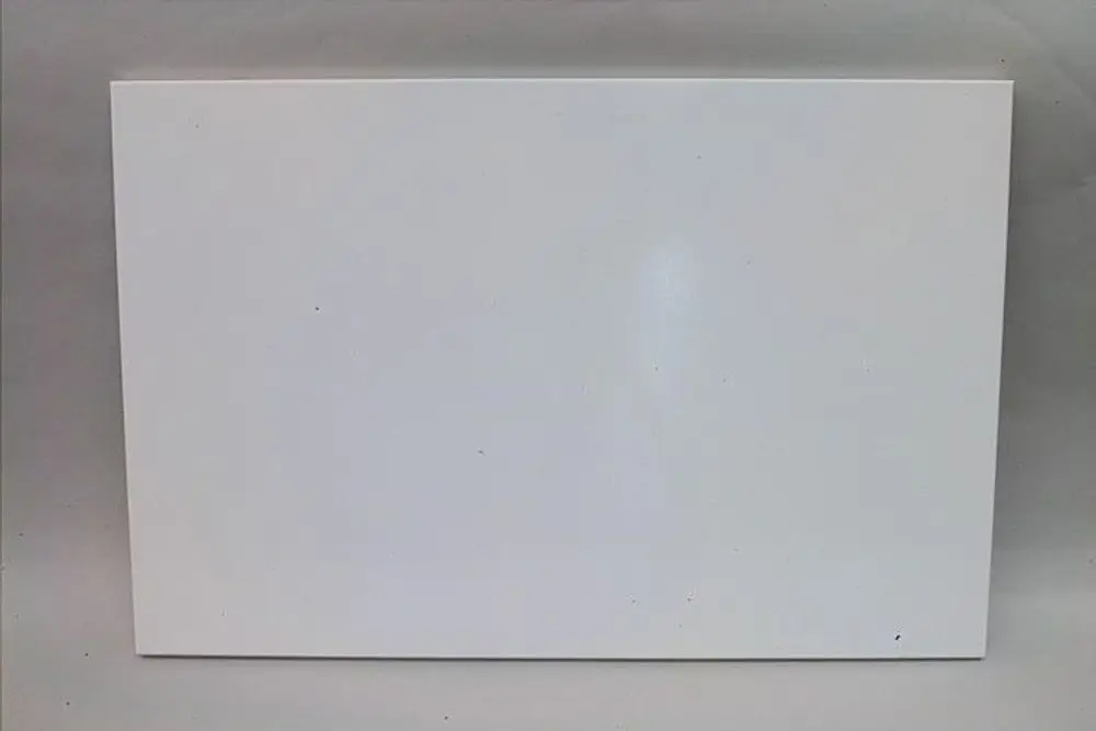Weißes, rechteckiges Paneel von Brötje, glatt ohne sichtbare Strukturen oder Beschriftungen, auf neutralem Hintergrund.