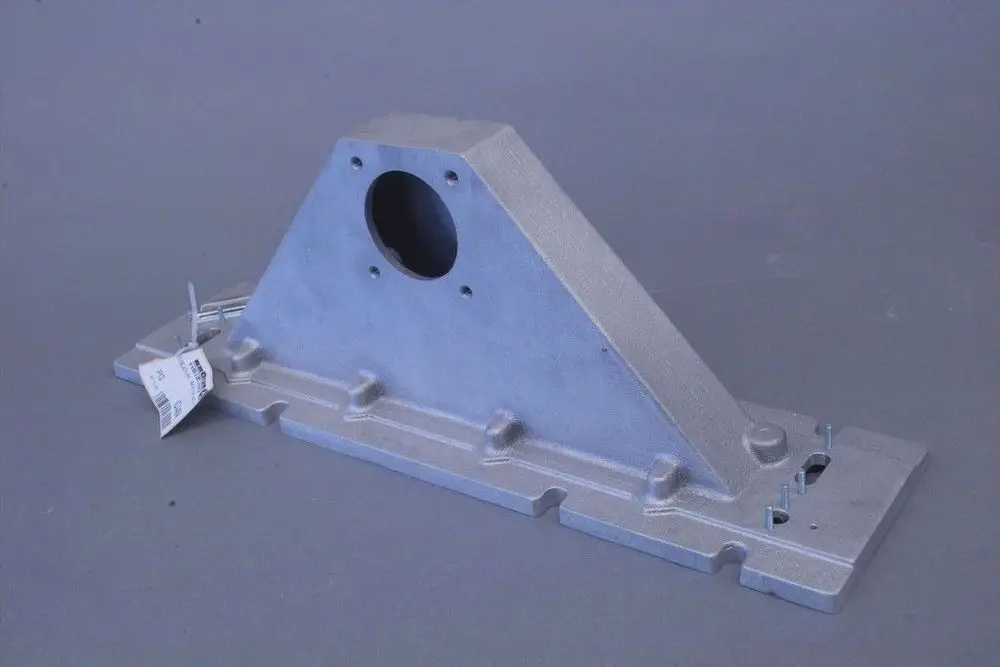 Aluminium-Komponente von Brötje, mit einem rechteckigen Basisdesign und einem zentralen Loch, geeignet für Heizungs- oder Lüftungsanwendungen.