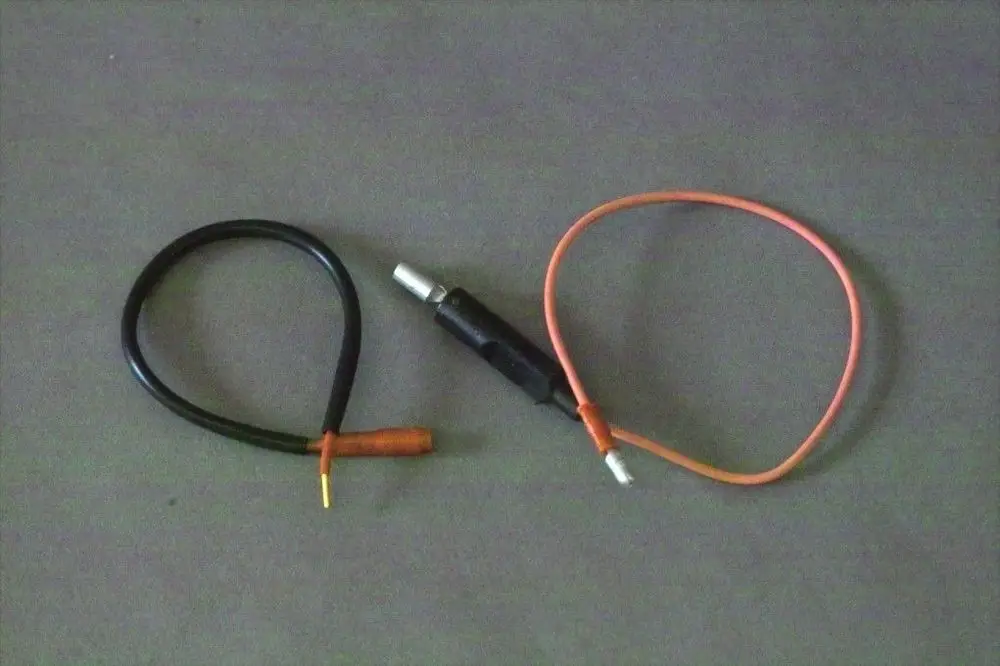 Zwei elektrische Leitungen von Brötje, eine schwarz und eine orange, mit Anschlussenden zum Verbinden in einem technischen Gerät.