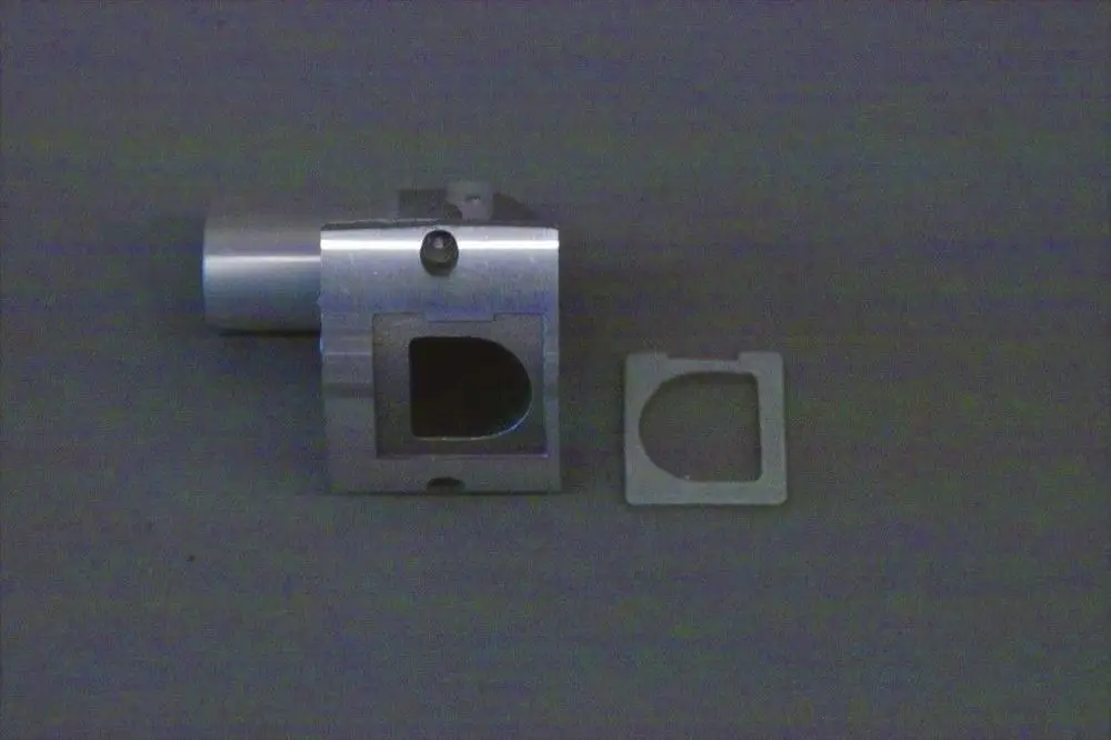 Aluminium-Gehäuseteil von Brötje mit einer rechteckigen Aussparung und einer separaten Blende. Das Element ist grau und zeigt klare Kanten und Formen.