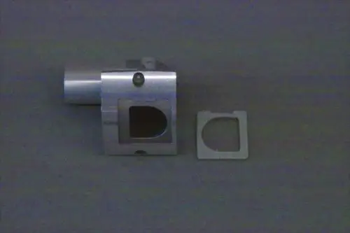Aluminium-Gehäuseteil von Brötje mit einer rechteckigen Aussparung und einer separaten Blende. Das Element ist grau und zeigt klare Kanten und Formen.