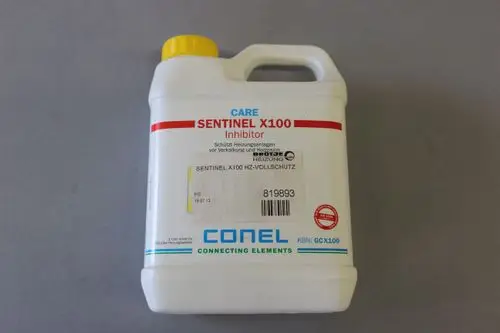Weißer Kunststoffbehälter mit gelbem Deckel, beschriftet mit Brötje Sentinel X100 Inhibitor. Sicherheits- und Anwendungshinweise auf dem Etikett sichtbar.