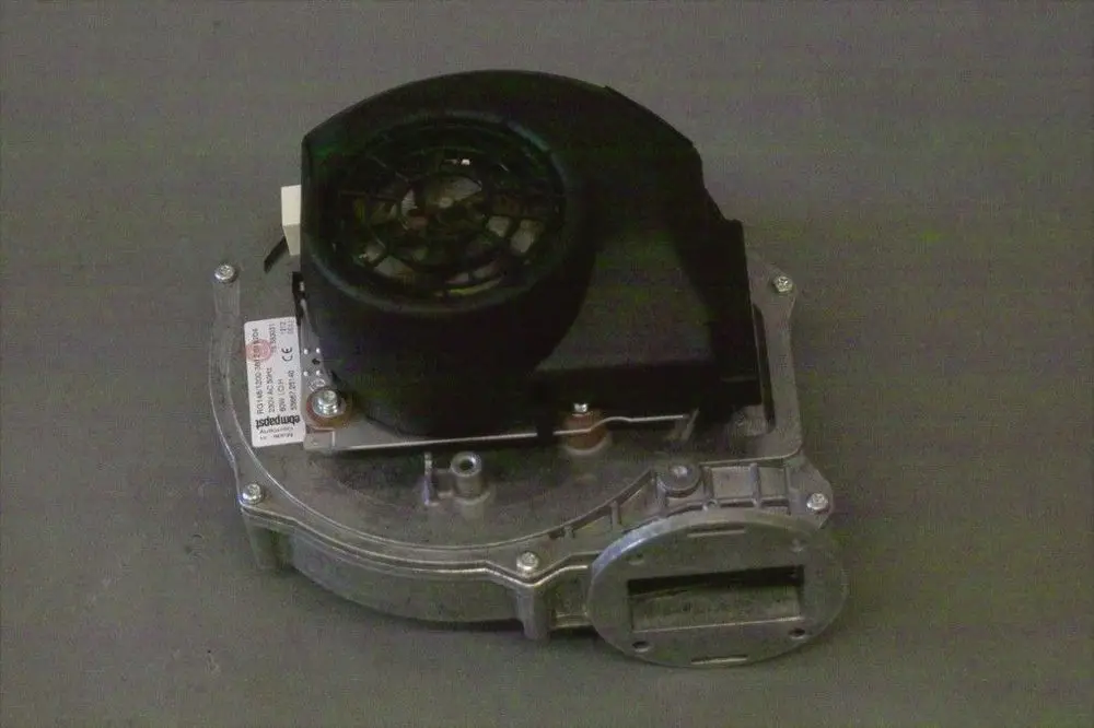 Brötje-Gebläse mit einem schwarzen Motor und einem Metallgehäuse, ausgestattet mit Lüftungsgitter und Anschlussmöglichkeiten an der Unterseite.