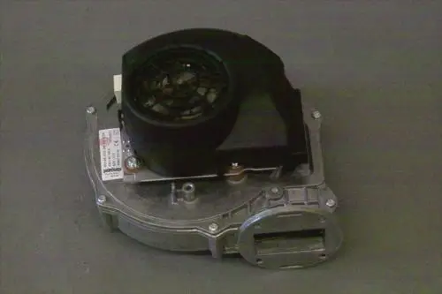 Brötje-Gebläse mit einem schwarzen Motor und einem Metallgehäuse, ausgestattet mit Lüftungsgitter und Anschlussmöglichkeiten an der Unterseite.