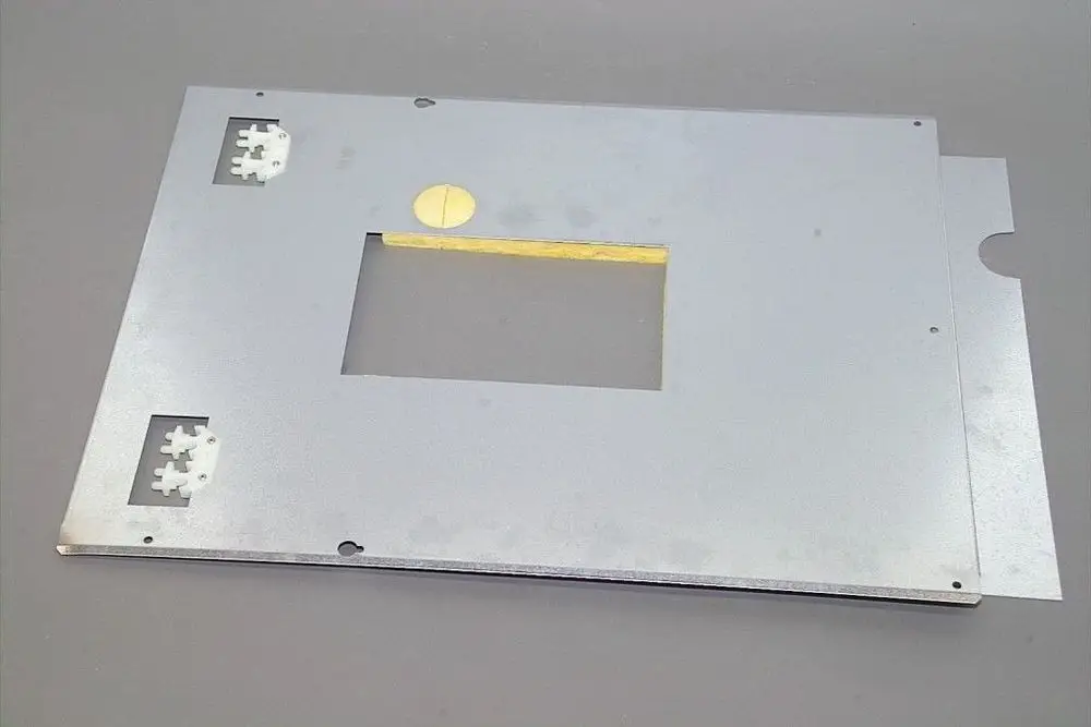 Metallische Abdeckung mit mehreren Ausschnitten, kompatibel mit Brötje. Die Oberfläche ist glatt und silberfarben, mit Halterungen an den Seiten.