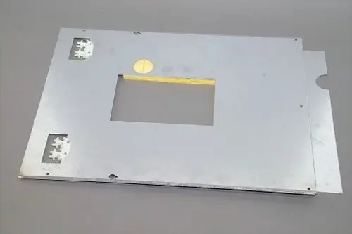 Metallische Abdeckung mit mehreren Ausschnitten, kompatibel mit Brötje. Die Oberfläche ist glatt und silberfarben, mit Halterungen an den Seiten.