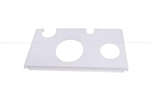 Weißer Verkleidungsdeckel von Brötje mit zwei runden Ausschnitten. Das Teil scheint für die Abdeckung von Anschlüssen oder Komponenten vorgesehen zu sein.