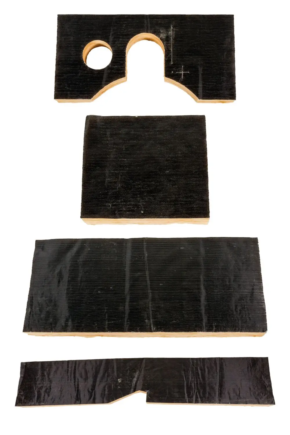 Schwarze Isoliermatten in verschiedenen Formen und Größen, angeordnet in vier Lagen, möglicherweise zur Verwendung in Verbindung mit Brötje-Produkten.