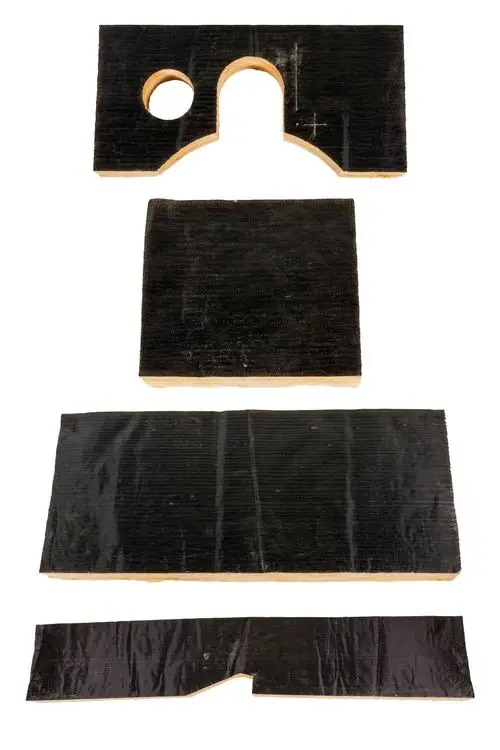 Schwarze Isoliermatten in verschiedenen Formen und Größen, angeordnet in vier Lagen, möglicherweise zur Verwendung in Verbindung mit Brötje-Produkten.