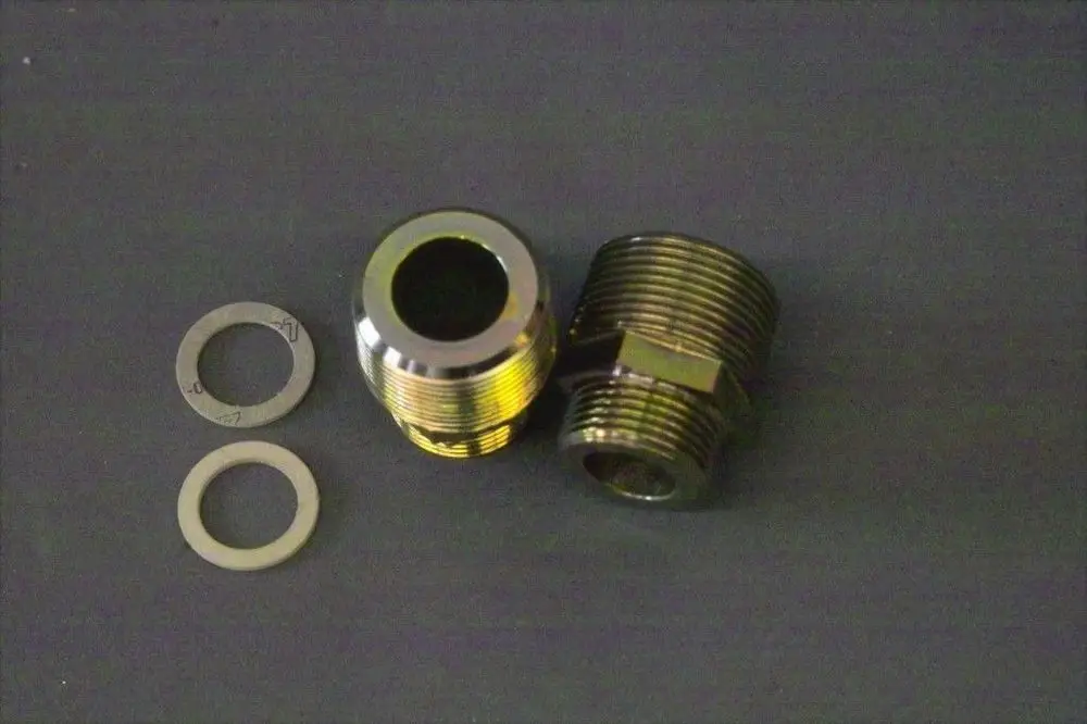 Brötje Doppelnippel aus Metall, bestehend aus zwei Verbindungsteilen mit Gewinde und zwei Dichtscheiben. Vor-Rücklaufkomponenten in einem neutralen Umfeld.