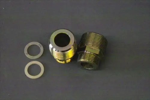 Brötje Doppelnippel aus Metall, bestehend aus zwei Verbindungsteilen mit Gewinde und zwei Dichtscheiben. Vor-Rücklaufkomponenten in einem neutralen Umfeld.
