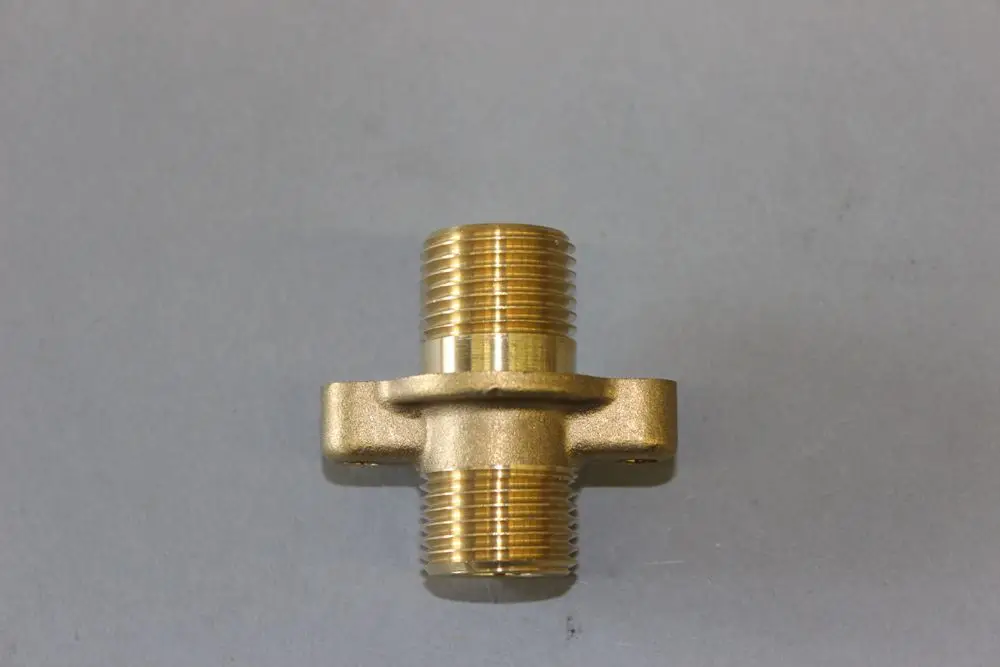 Messing-Anschlussstück mit zwei G1/2"-Gewinden. Die Marke Brötje ist erkennbar, das Bauteil hat eine quer verlaufende Form zur Verbindung von Rohrleitungen.