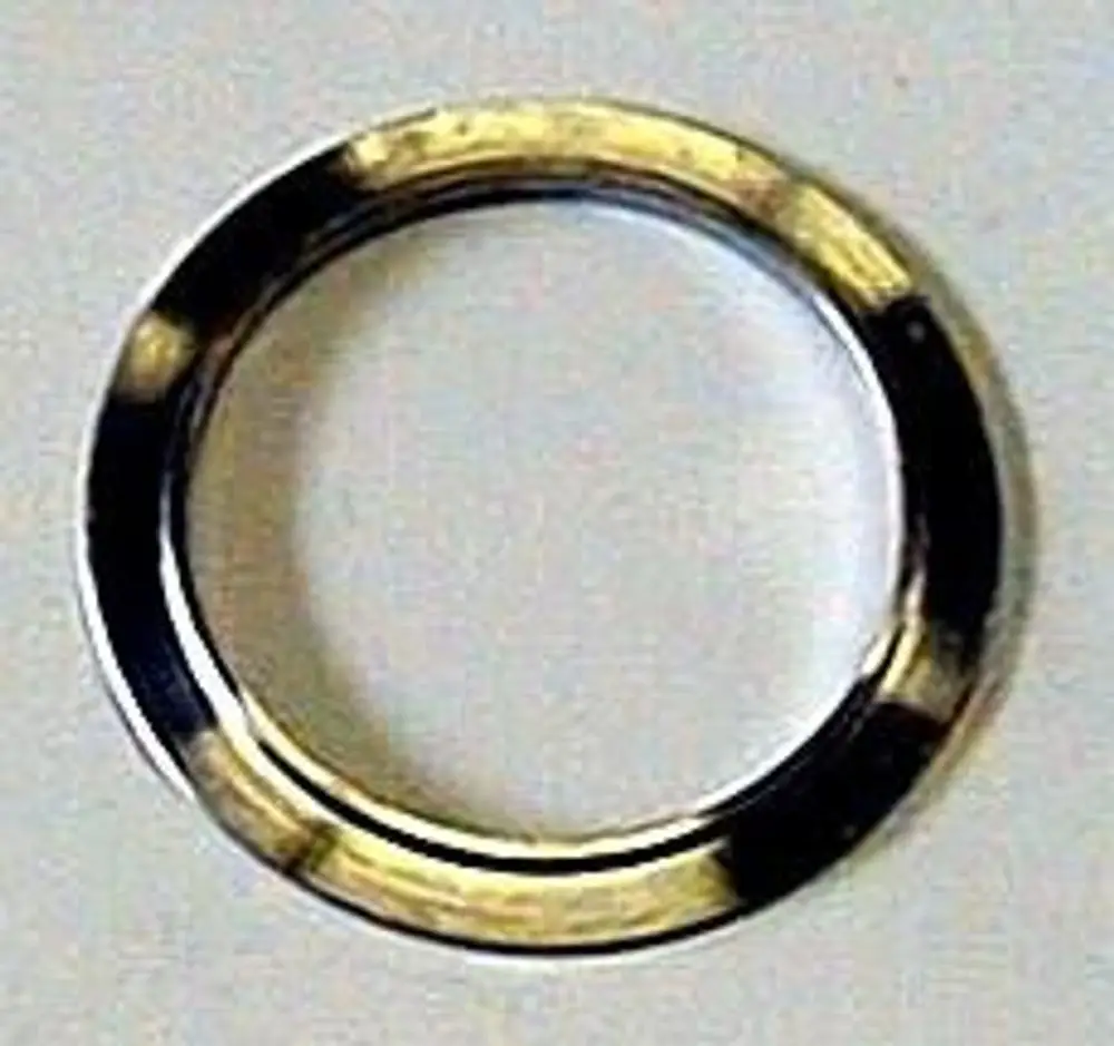 Runder Metallring mit glänzender Oberfläche, möglicherweise ein Teil von Brötje-Produkten. Der Ring hat eine gleichmäßige Form und keine weiteren auffälligen Merkmale.