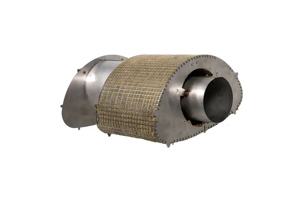 Schalldämpfer mit einem metallischen Gehäuse und einer umwickelten Oberfläche, möglicherweise von Brötje, zur Schalldämpfung in Heizsystemen.