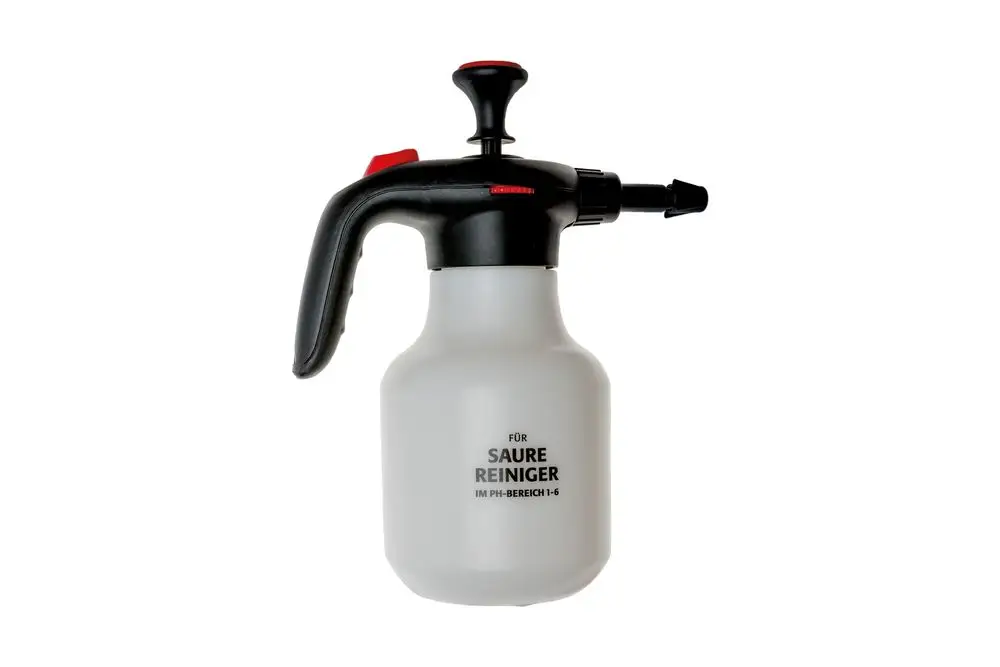 Sprühflasche mit schwarzem Griff und Druckknopf. Behälter aus transparentem Material mit Aufschrift für die Verwendung von Säurereinigern. Marke Brötje.