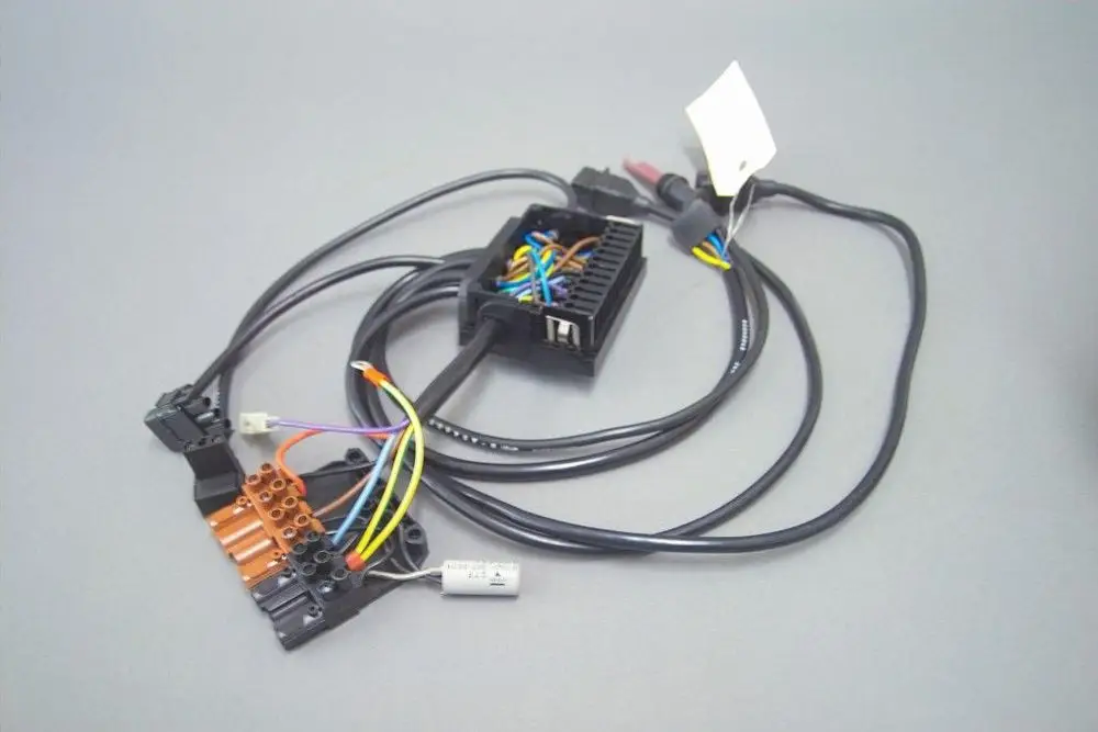 Verdrahtungseinheit von Brötje mit mehreren Kabeln und Anschlusssteckern, die zur elektrischen Verbindung und Stromverteilung geeignet ist.