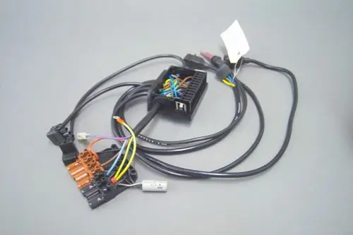 Verdrahtungseinheit von Brötje mit mehreren Kabeln und Anschlusssteckern, die zur elektrischen Verbindung und Stromverteilung geeignet ist.