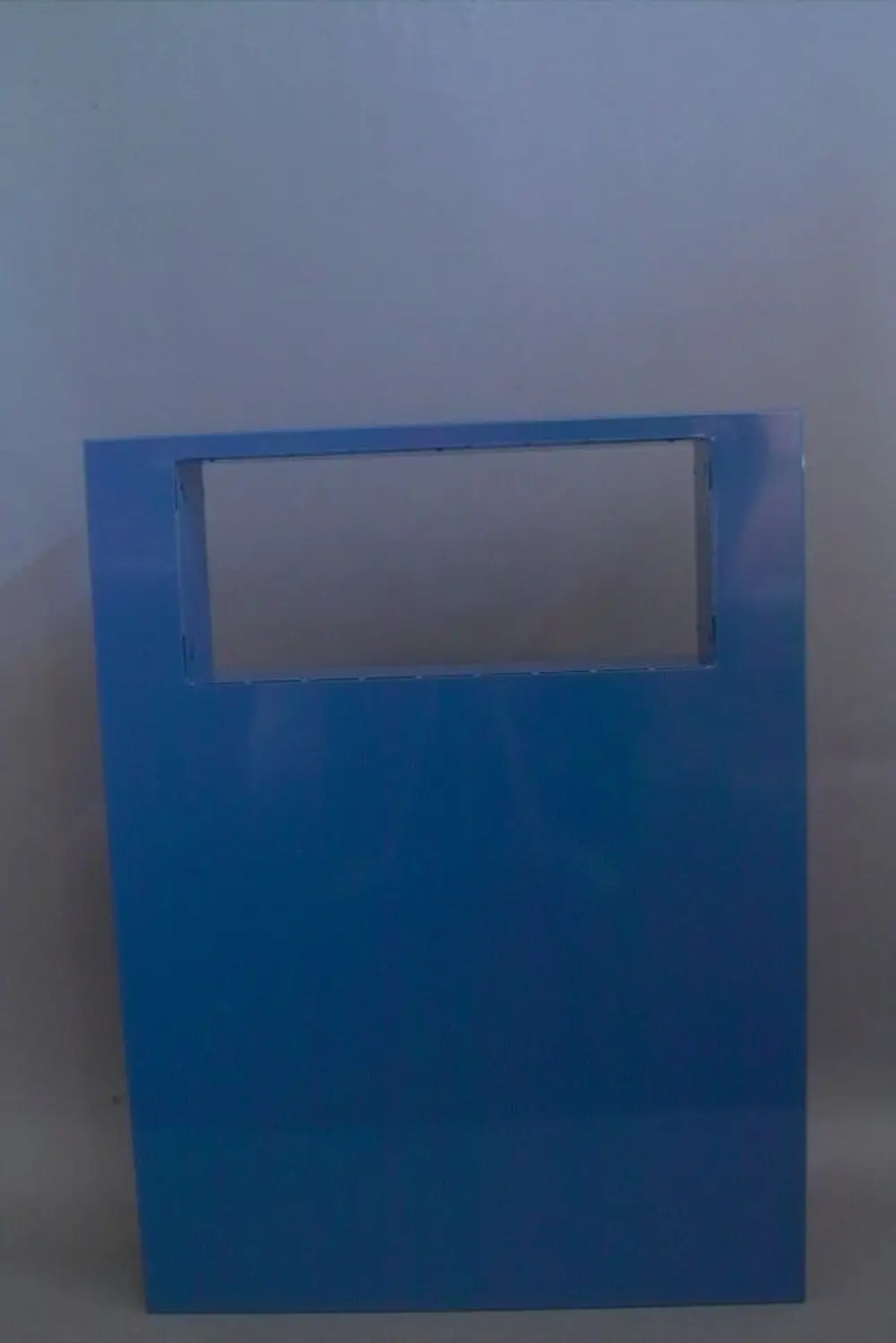 Blauer Verkleidungsdeckel von Brötje mit rechteckigem Ausschnitt, geeignet für spezifische Heizungsanwendungen, vor neutralem Hintergrund.