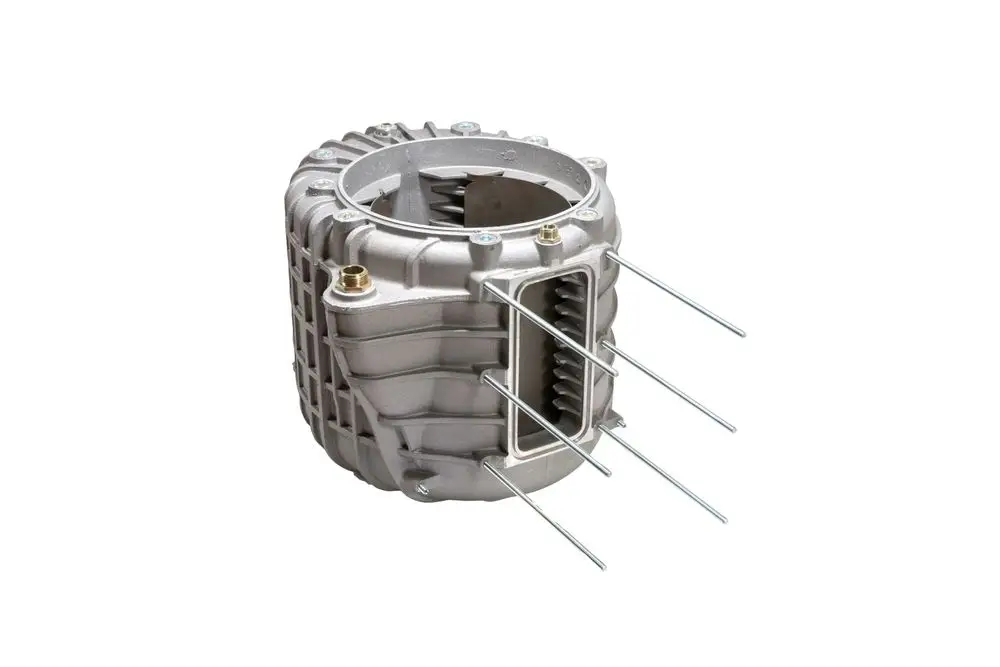 Brötje Primärwärmetauscher aus Aluminium und Silizium mit einer speziellen Struktur. Das Produkt hat mehrere Anschlüsse für die Installation.