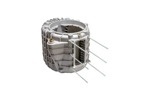 Brötje Primärwärmetauscher aus Aluminium und Silizium mit einer speziellen Struktur. Das Produkt hat mehrere Anschlüsse für die Installation.