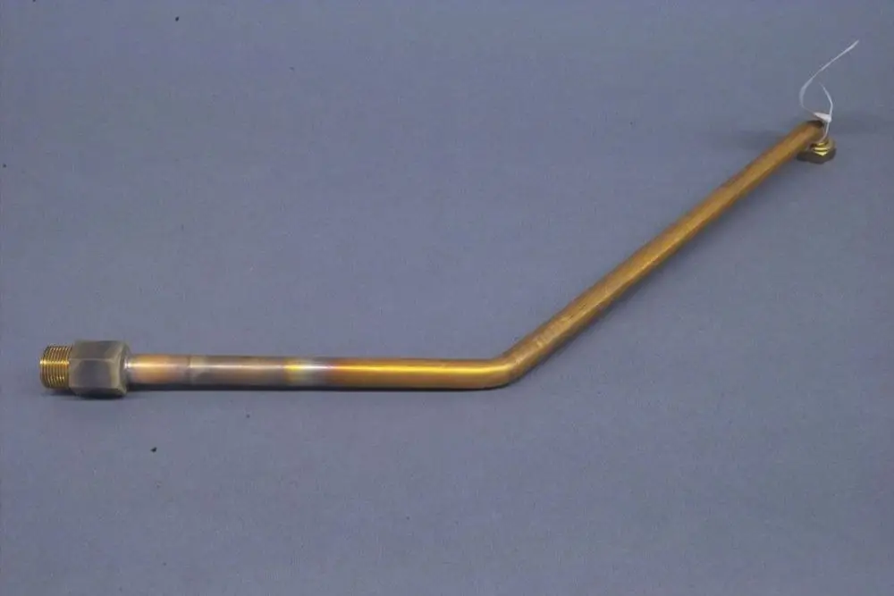 Knickrohr aus Metall mit einem Gewindeanschluss an einem Ende. Das Produkt gehört zur Brötje Produktlinie für Kaltwasseranwendungen.