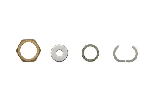 Fünf verschiedene Verbindungselemente aus Metall, darunter eine Mutter, eine Unterlegscheibe, eine Beilagscheibe und ein Sicherungsring, präsentiert auf weißem Hintergrund. Brötje Fitting Set.