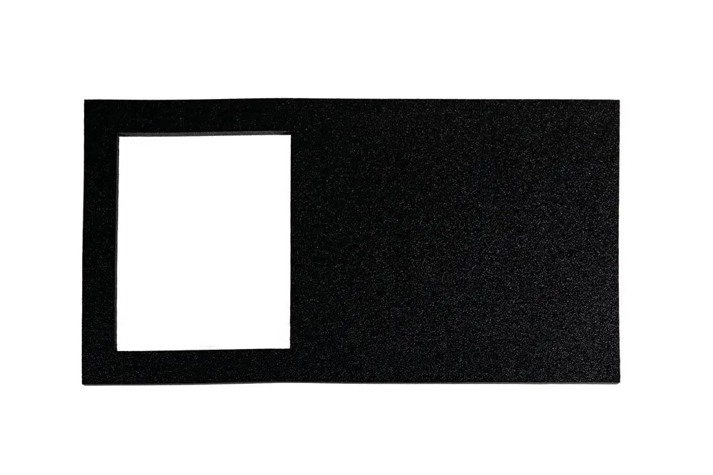 Schwarze Dämmplatte mit einem rechteckigen Ausschnitt. Geeignet für Brötje-Anwendungen zur Isolation. Flache Oberfläche ohne zusätzliche Strukturen.