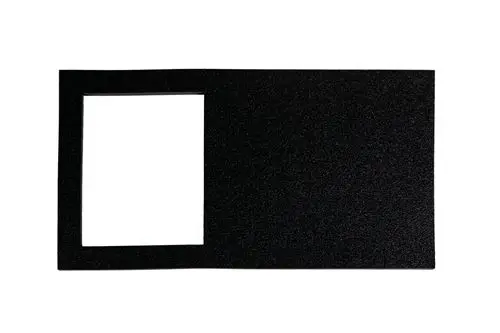 Schwarze Dämmplatte mit einem rechteckigen Ausschnitt. Geeignet für Brötje-Anwendungen zur Isolation. Flache Oberfläche ohne zusätzliche Strukturen.