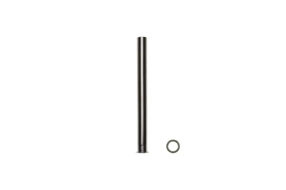 Edelstahlrohr in neutraler Farbe, gefertigt von Brötje. Es zeigt eine lange, gerade Form mit einem gefrästen Ende und einem separaten Ring.