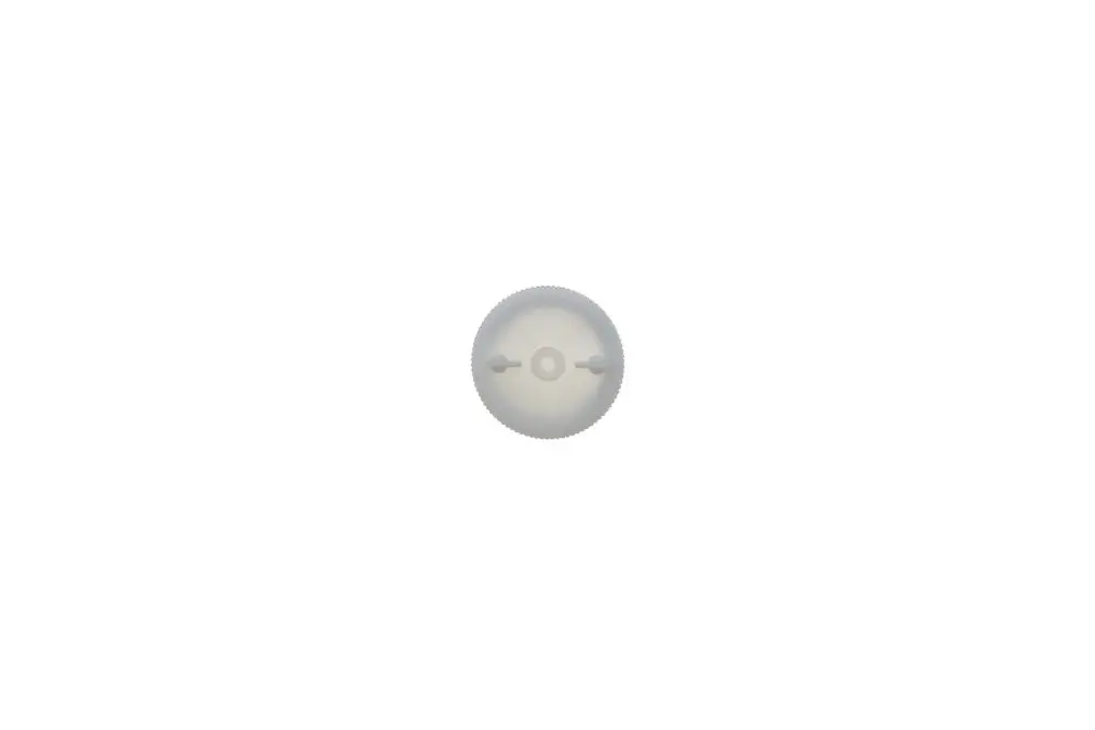 Brötje Deckel in runder Form, hell, mit zentraler Öffnung und seitlichen Ausnehmungen. Der Hintergrund ist einfarbig und hebt das Produkt hervor.