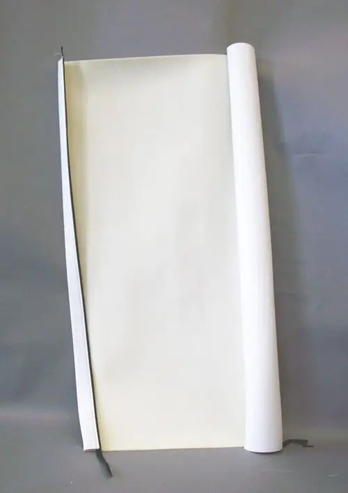 Brötje Folienmantel aufgerollt, bestehend aus einer weißen Folie, die an einer Seite befestigt ist, vor einem grauen Hintergrund.