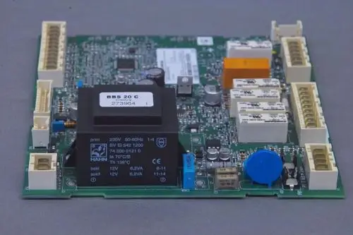 Leiterplatte von Brötje mit mehreren Relais und Anschlussbuchsen. Auf der Platine befinden sich verschiedene elektronische Komponenten und ein Transformator.