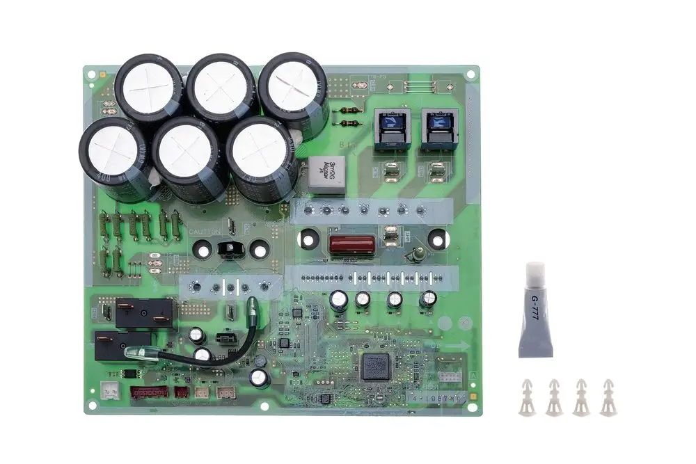 Grüne Leiterplatte mit mehreren Elektrolytkondensatoren, Widerständen und Schnittstellen, passend für Brötje Produkte, neben einem kleinen Tubus und Clips.