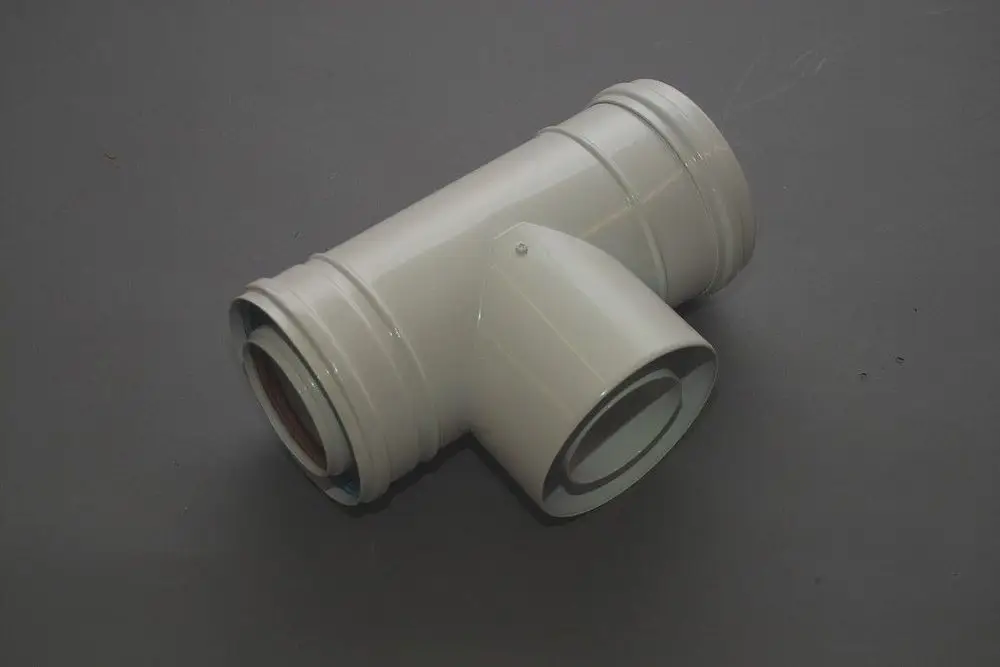 Weißes PVC-Rohrstück mit einer T-Form und verschiedenen Anschlussmöglichkeiten, möglicherweise für Heizungs- oder Sanitärinstallationen von Brötje.