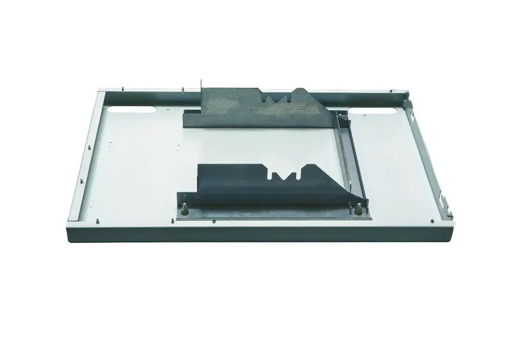 Bodenblech aus Metall mit Ausschnitten und Befestigungselementen, gestaltet für die Verwendung in Brötje Heizsystemen. Robust und funktional.